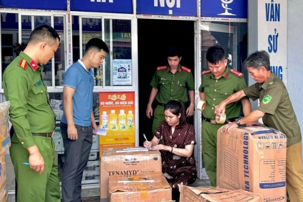 Phát hiện gần 100 loại thuốc tây, thực phẩm chức năng không rõ nguồn gốc - 1 Phát hiện gần 100 loại thuốc tây, thực phẩm chức năng không rõ nguồn gốc