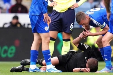 Sự cố hy hữu, hài hước ở Ngoại hạng Anh: Cầu thủ thổi còi thay trọng tài