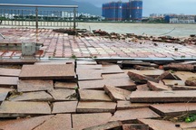 Sóng lớn đánh tan hoang vỉa hè ven sông Hàn, nước biển tràn vào nhà dân