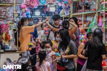 Phố Hàng Mã đông đúc bất ngờ tối Trung thu, công an lập nhiều chốt chặn