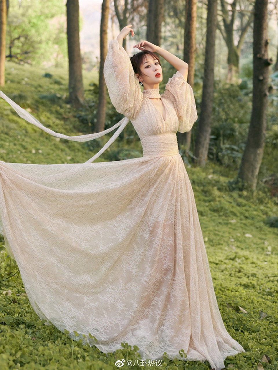 Địch Lệ Nhiệt Ba hóa công chúa xinh đẹp, Dương Mịch gợi cảm khó cưỡng - 9 Địch Lệ Nhiệt Ba hóa công chúa xinh đẹp, Dương Mịch gợi cảm khó cưỡng - 9