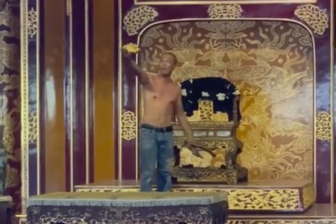 Nhân thân đối tượng leo lên ngai vàng ở điện Thái Hòa quậy phá