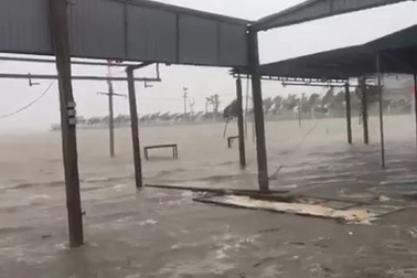 Nước biển dâng cao chừng nửa mét ở Cửa Hội sáng 15/9