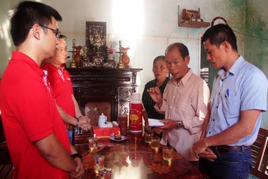 Tỷ phú Vietlott tặng 100 triệu đồng cho gia đình hiệp sĩ bị trộm đâm tử vong