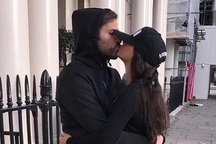 Fabregas công khai “khóa môi” bạn gái hơn 12 tuổi giữa đường phố