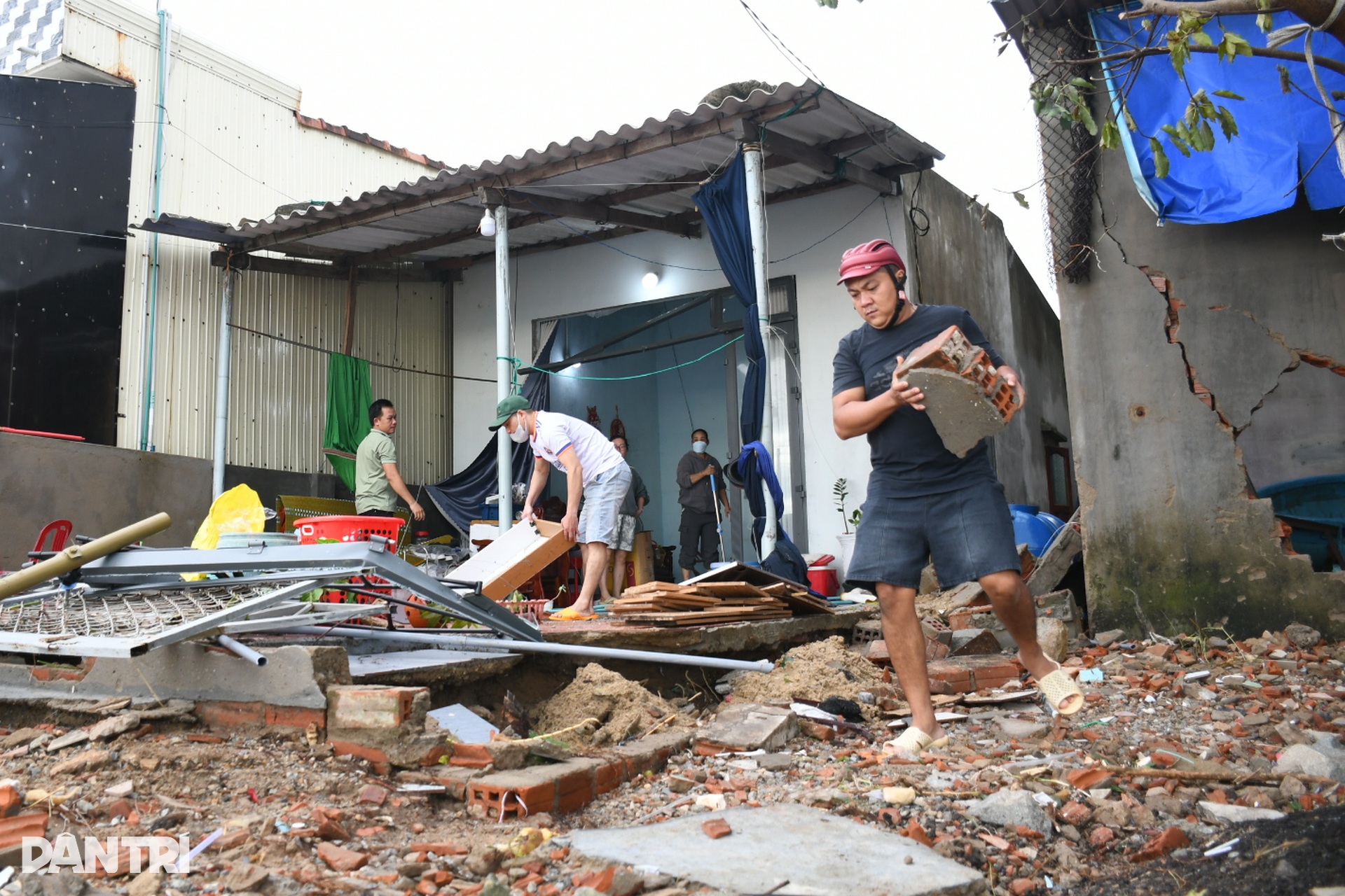 Triều cường trong bão Kalmaegi “chưa từng thấy trong đời”, giật sập nhà dân - 7 Triều cường trong bão Kalmaegi “chưa từng thấy trong đời”, giật sập nhà dân - 7