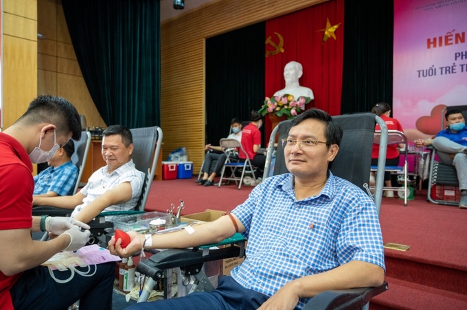 Ông Phùng Văn Vịnh, Ủy viên BTV Đảng ủy, Trưởng Ban Tuyên giáo - Truyền thông - Quan hệ cộng đồng Tập đoàn tham gia hiến máu tại chương trình