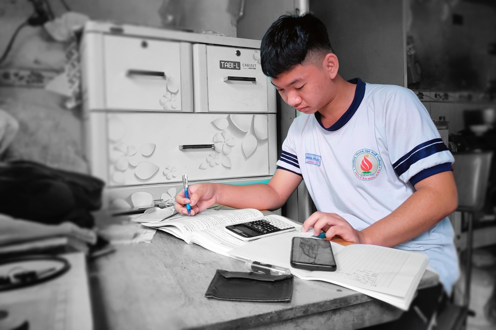 Cha đột quỵ, cậu học sinh giỏi chông chênh con đường vào đại học - 1 Cha đột quỵ, cậu học sinh giỏi chông chênh con đường vào đại học - 1