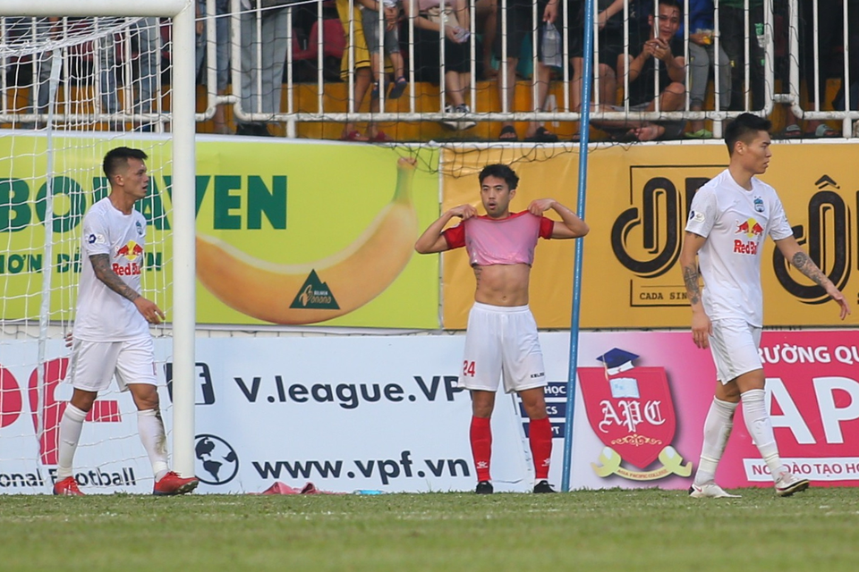 HA Gia Lai 3-0 TPHCM: Lee Nguyễn mờ nhạt, Công Phượng tiếp tục rực rỡ - 10 HA Gia Lai 3-0 TPHCM: Lee Nguyễn mờ nhạt, Công Phượng tiếp tục rực rỡ - 10