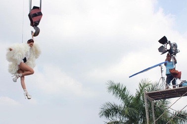 Xuân Lan “đua” bay lên không trung cùng thí sinh 