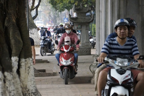 Đi môtô, xe gắn máy trên vỉa hè bị phạt tới 400.000 đồng