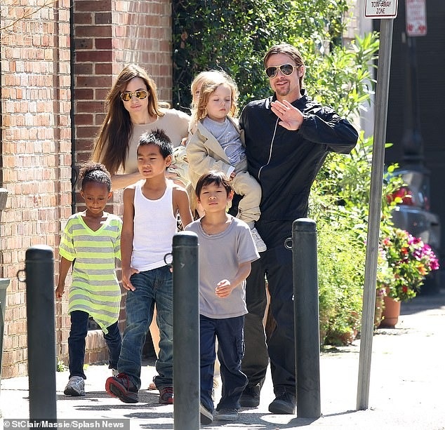 Brad Pitt và Angelina Jolie bên các con nhiều năm về trước (Ảnh: Daily Mail).