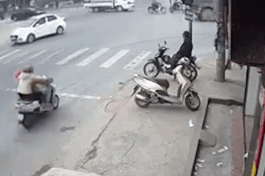 Xe máy chở 2 lao thẳng vào ô tô tải, 2 phụ nữ tử vong