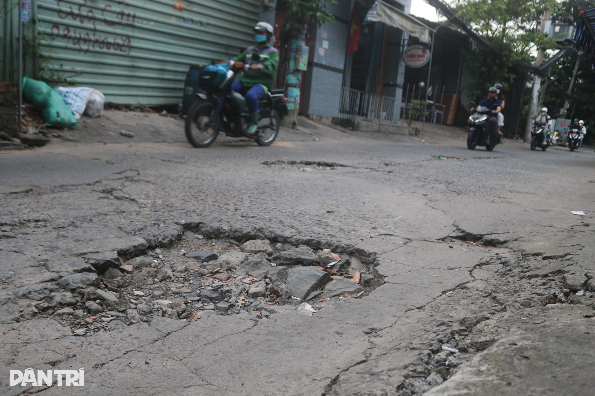 Sinh viên khổ sở vì ổ gà, ổ voi giăng đặc ở làng đại học - 1