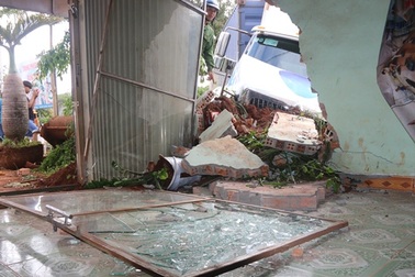 Xe container nổ lốp, tông sập tường nhà dân