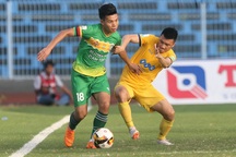 Thủ môn Bùi Tiến Dũng thi đấu, FLC Thanh Hoá thắng may mắn