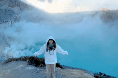 Khách Việt đeo mặt nạ chống độc trải nghiệm ở hồ axit lớn nhất thế giới