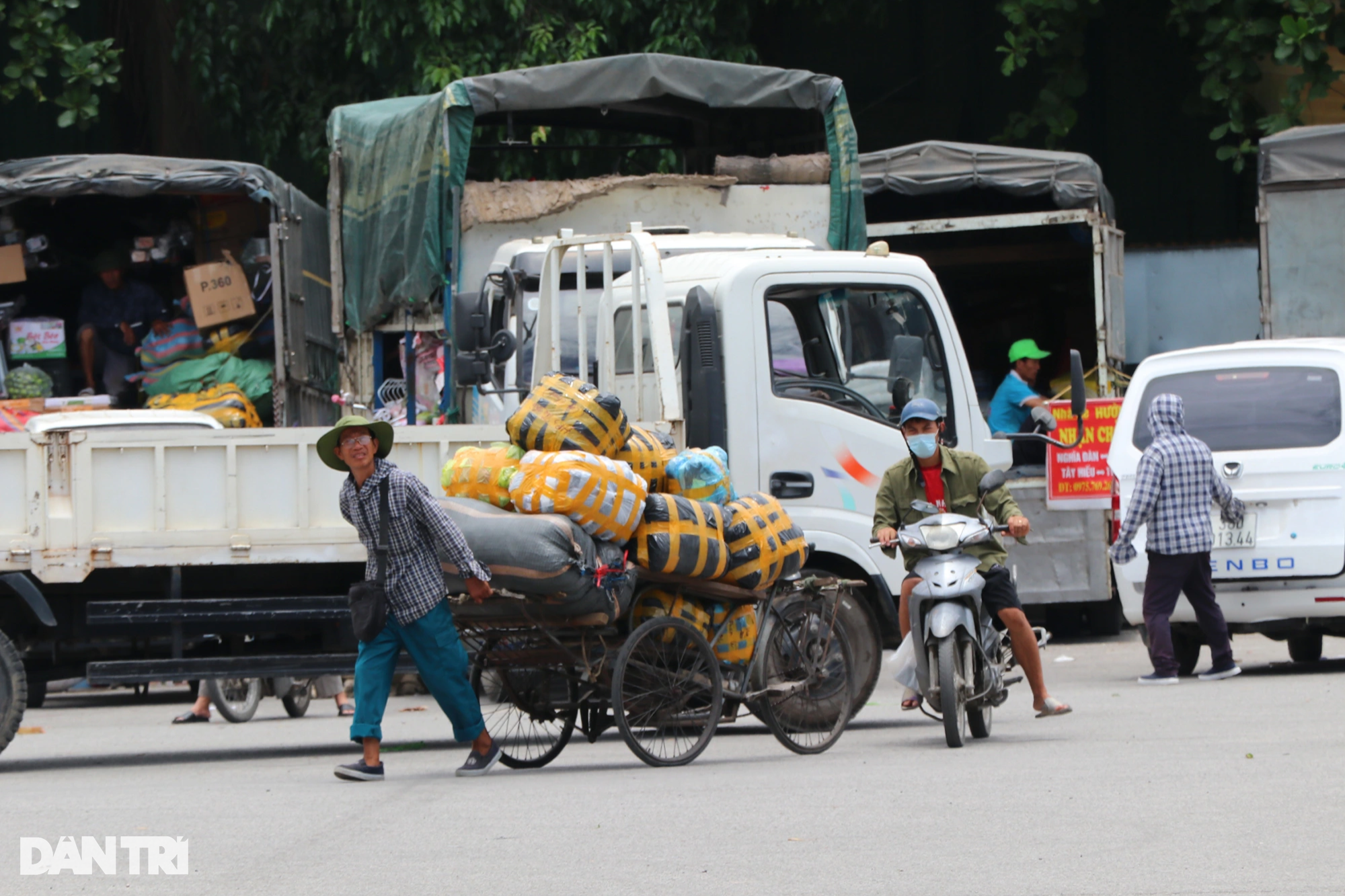 View - Người lao động "đỏ như tôm luộc", đốt sức dưới trời nắng nóng | Báo Dân trí