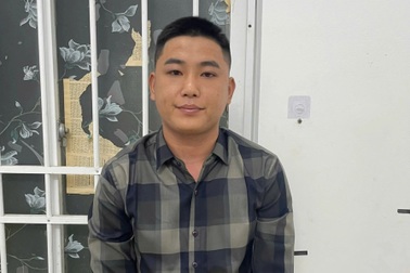 Bắt khẩn cấp thanh niên đi xe máy đánh tài xế taxi ở TPHCM