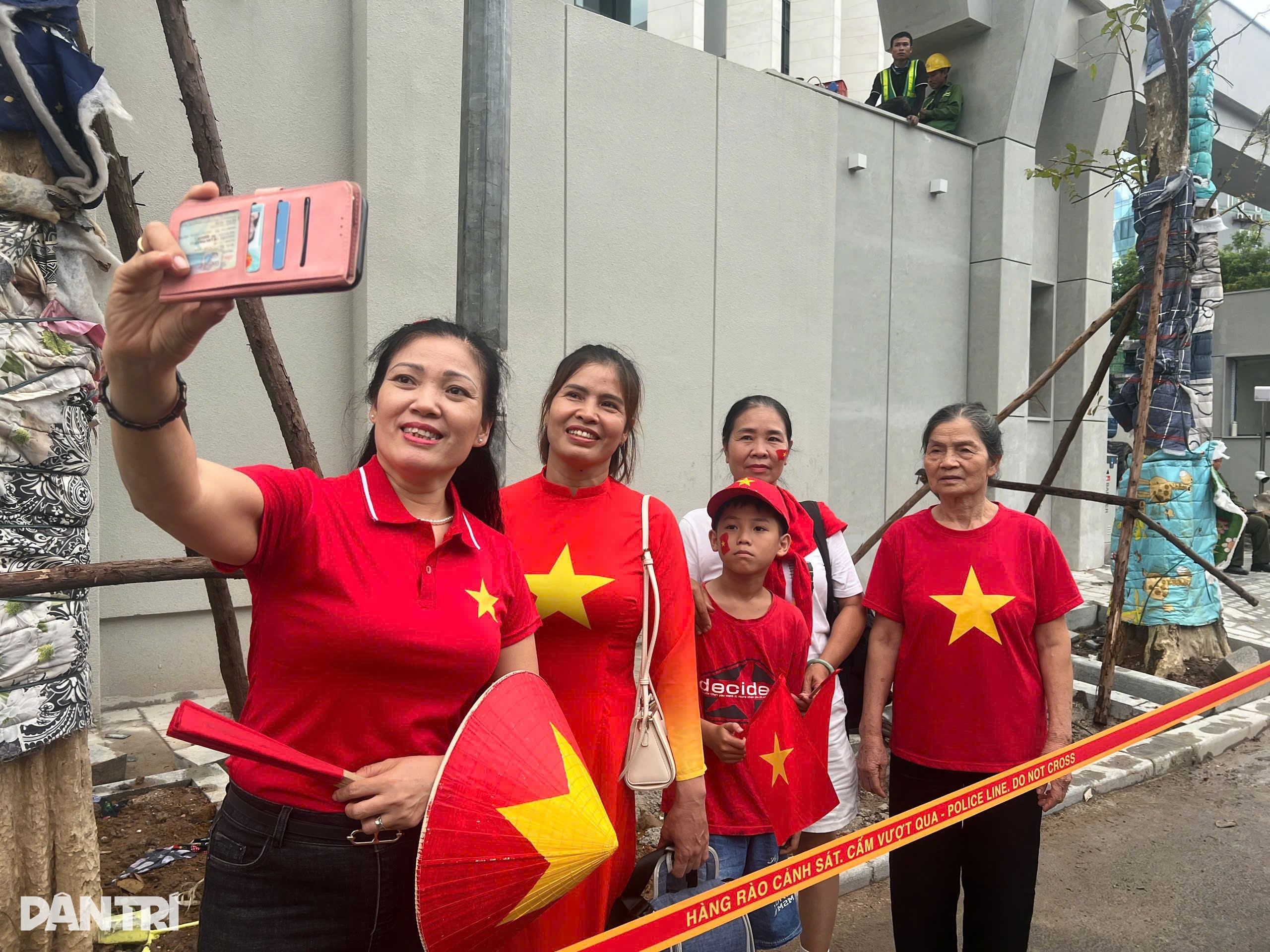 Hàng quán Hà Nội xem diễu binh chật kín, khách xếp hàng cả tiếng nhận chỗ - 3