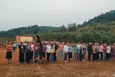 Chàng trai với tốc độ chạy cà kheo khiến nhiều người phải "choáng"