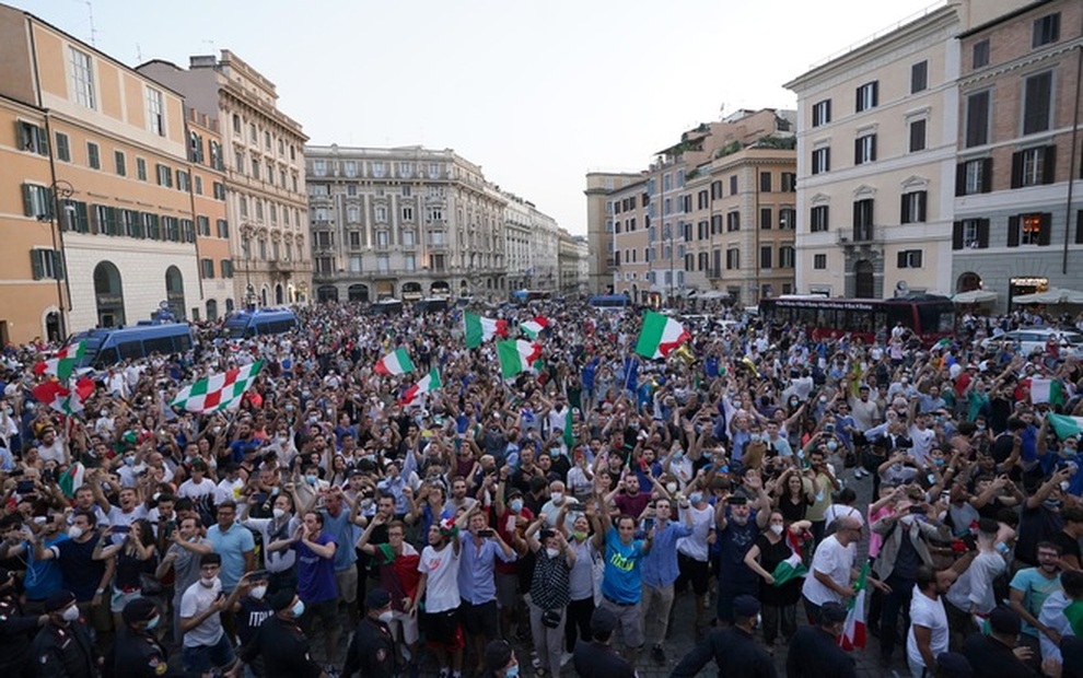 Hai cổ động viên Italia thiệt mạng, 15 người bị thương khi đi bão ăn mừng - 2 Hai cổ động viên Italia thiệt mạng, 15 người bị thương khi đi bão ăn mừng - 2
