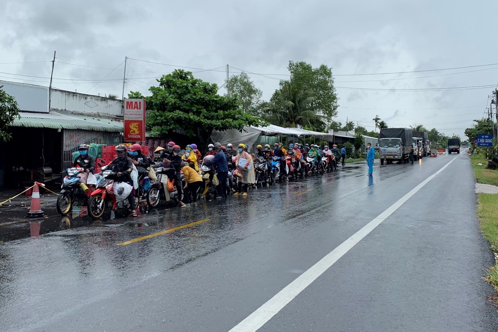 Hàng trăm người dân chạy xe máy từ vùng dịch về quê dưới trời mưa tầm tã  - 1