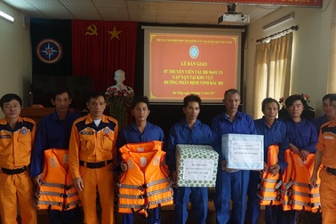 Cứu kịp thời 7 thuyền viên trên tàu cá bị trôi dạt trong thời tiết xấu