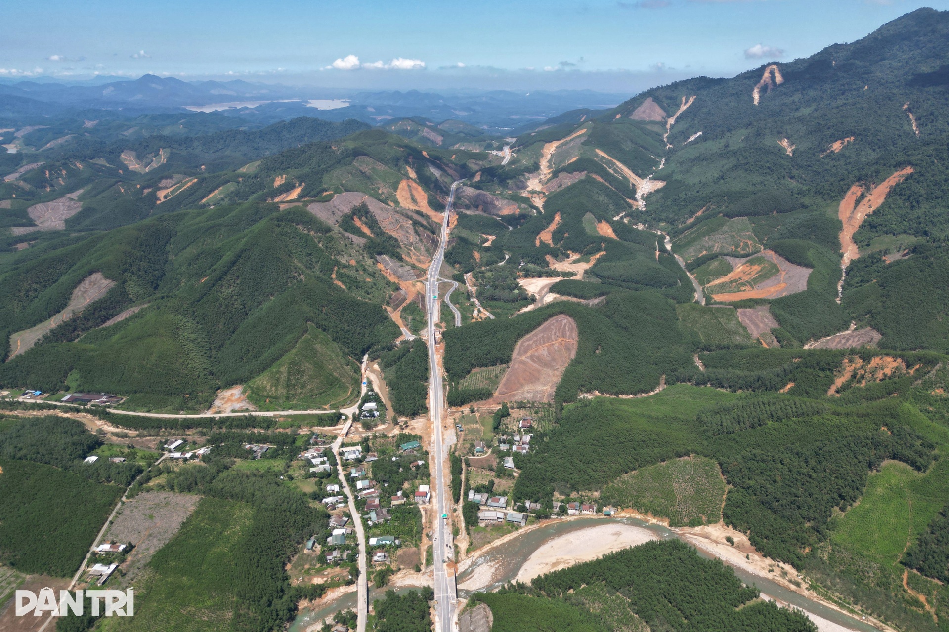 Hiện trạng sạt lở bủa vây cao tốc 2 làn xe La Sơn - Hòa Liên - 1 Hiện trạng sạt lở bủa vây cao tốc 2 làn xe La Sơn - Hòa Liên - 1