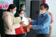 200 suất quà của Thủ tướng đến người lao động khó khăn tại Quảng Nam