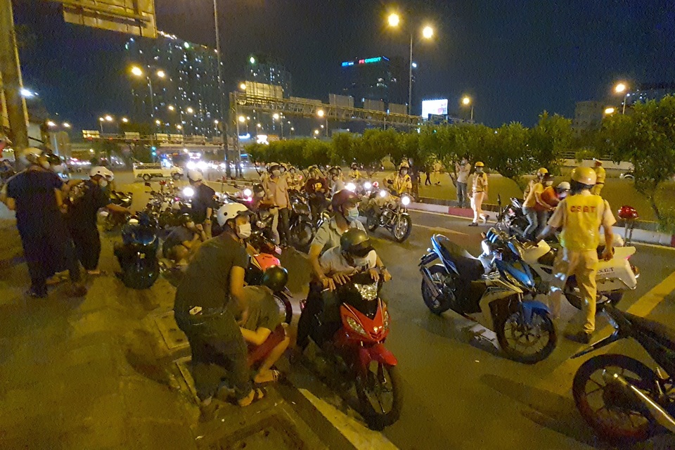 Gần 100 công an diễn tập bắt quái xế trên đại lộ - 3