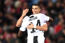 Ngôi sao Juventus choáng vì sự tập luyện “điên cuồng” của C.Ronaldo