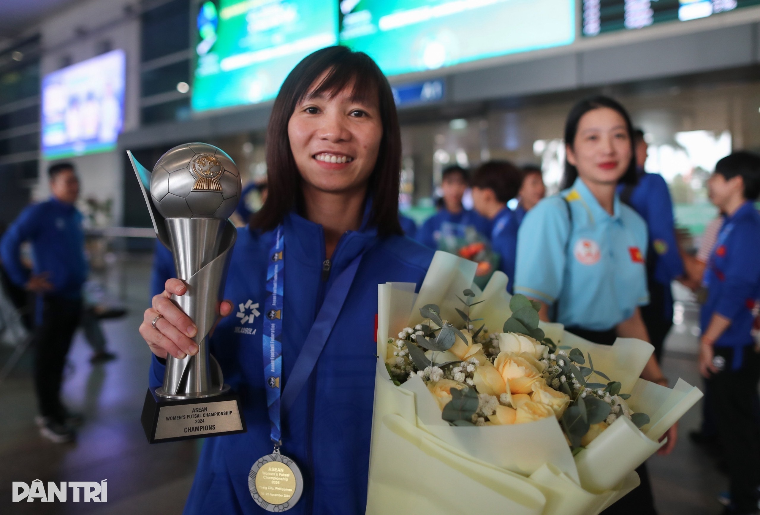ក្រុមហ្វូតសាលនារីវៀតណាមនាំយកពានរង្វាន់ជើងឯកអាស៊ីអាគ្នេយ៍ត្រឡប់មកទីក្រុងហូជីមិញវិញ - 12 Đội tuyển futsal nữ Việt Nam mang cúp vô địch Đông Nam Á về đến TPHCM - 12