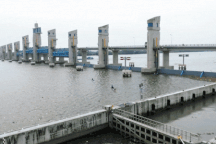 Vì sao siêu cống lớn nhất Việt Nam mở hết cửa van dù đang mặn gay gắt