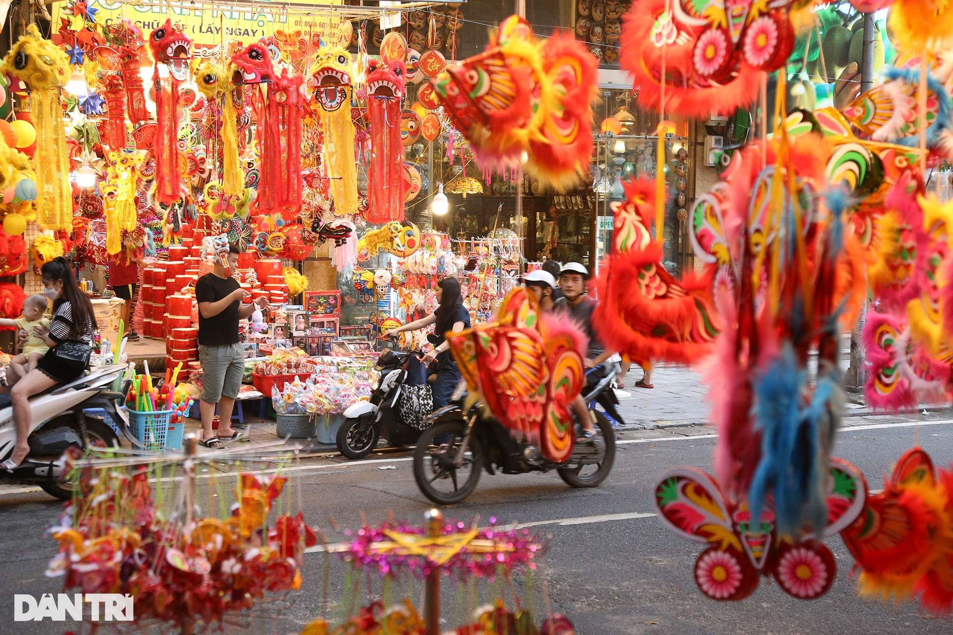 Chợ Trung thu Hàng Mã bắt đầu sôi động hấp dẫn giới trẻ - 1 Chợ Trung thu Hàng Mã bắt đầu sôi động hấp dẫn giới trẻ - 1