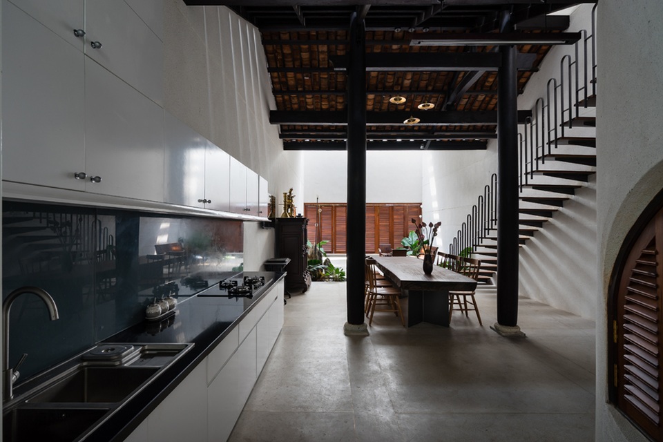 Bất ngờ “nhà chồng nhà” với kiến trúc giao thoa độc đáo ở Bình Dương - 14