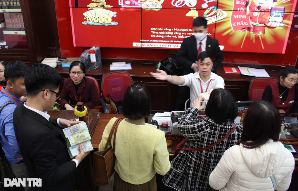 Vía Thần Tài chưa đến, người dân ở Hà Nội đã chen chúc mua vàng - 6 Vía Thần Tài chưa đến, người dân ở Hà Nội đã chen chúc mua vàng - 6