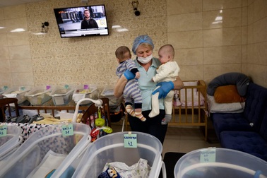 Những em bé được đẻ thuê "mắc kẹt", trốn bom đạn dưới hầm ở Ukraine