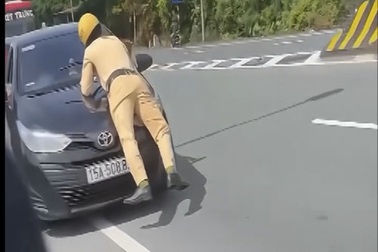 Tài xế hất CSGT Hải Phòng lên nắp capo ra đầu thú