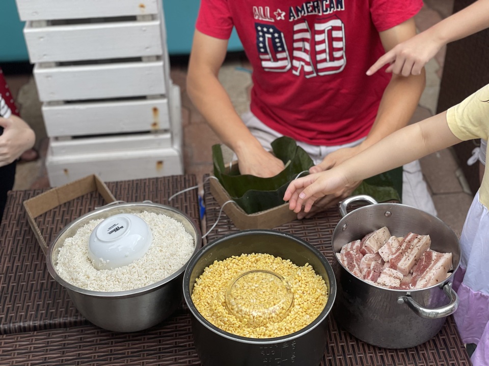 Người Việt ở Mỹ gói bánh chưng đón Tết giữa thời dịch Covid-19 - 5 Người Việt ở Mỹ gói bánh chưng đón Tết giữa thời dịch Covid-19 - 5