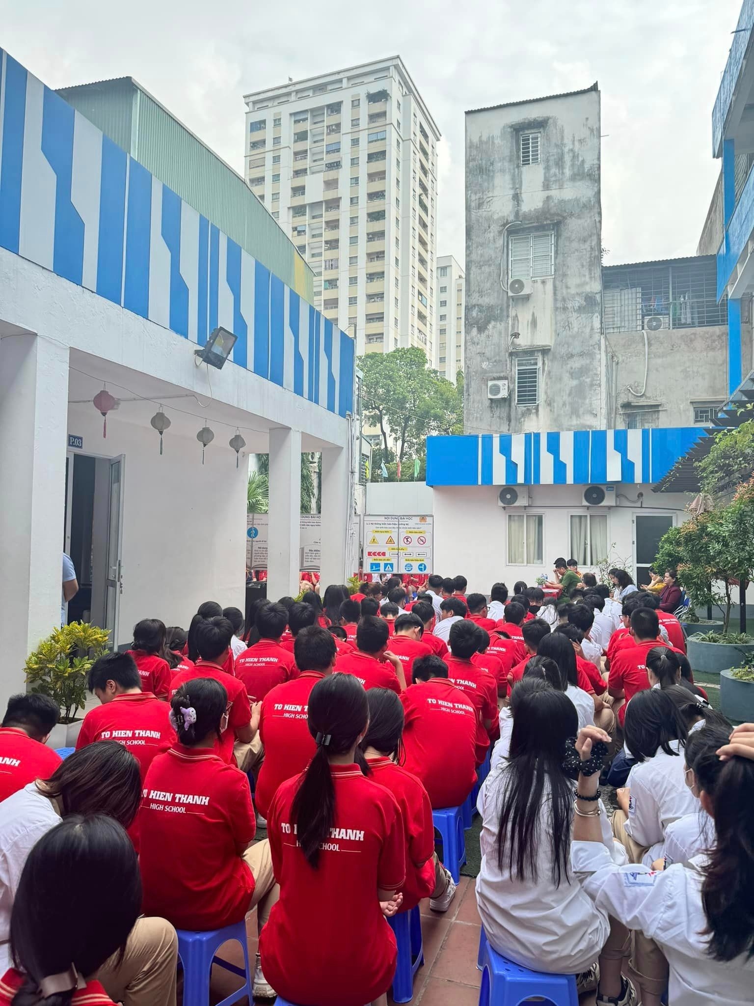 Apakah yang dikatakan oleh sekolah menengah di Hanoi mengenai kemasukan ratusan pelajar tanpa kebenaran? - 1 Lỡ tuyển sinh cả trăm học sinh không phép, trường cấp 3 ở Hà Nội nói gì? - 1