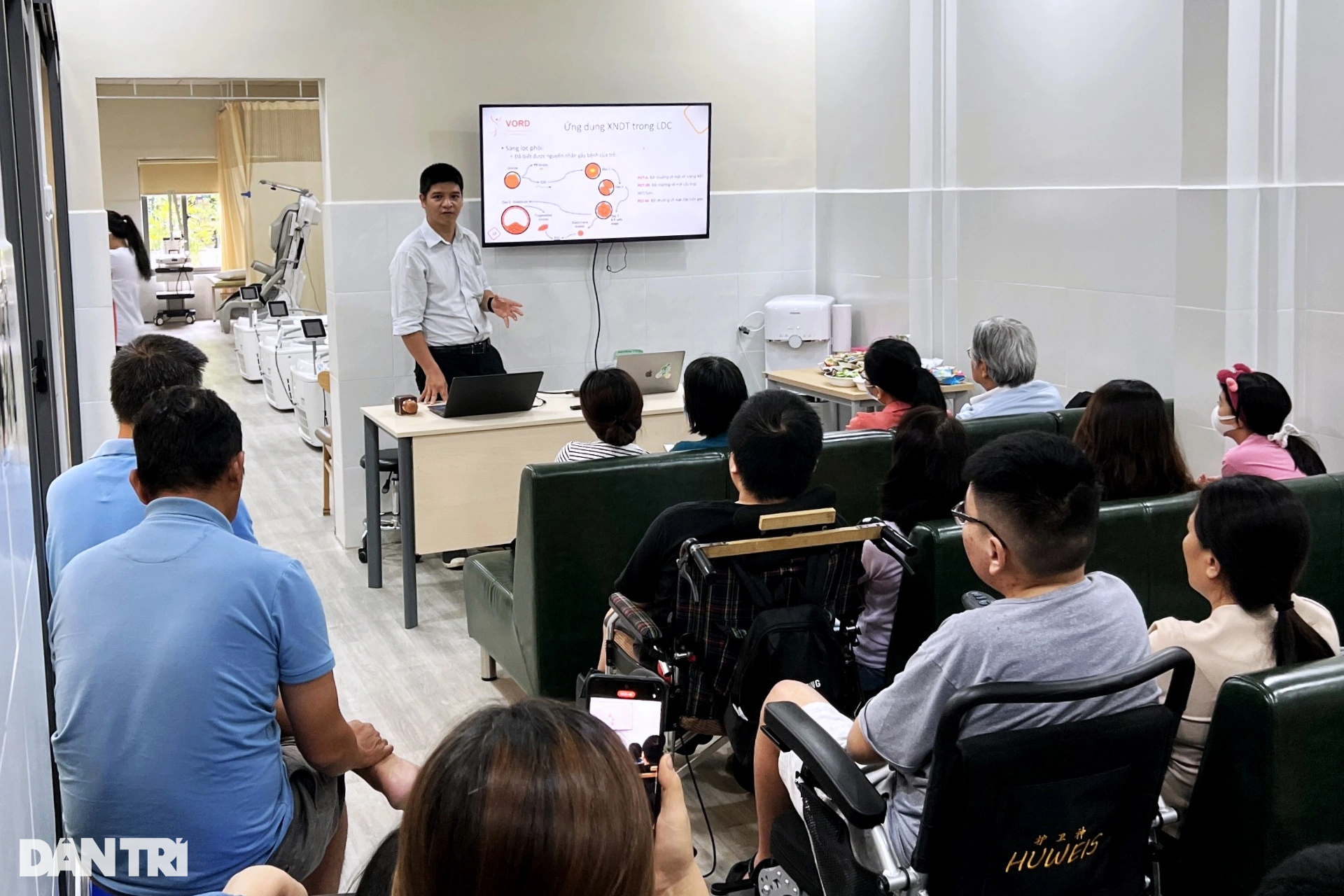 Bác sĩ Đỗ Phước Huy tư vấn kiến thức cho phụ huynh có con mắc bệnh hiếm-edited.jpeg Bác sĩ Đỗ Phước Huy chia sẻ kiến thức cho phụ huynh có con mắc bệnh hiếm-edited.jpeg