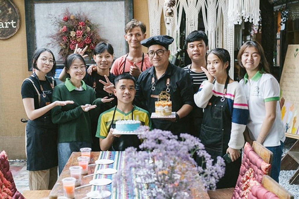 Những đôi bàn tay biết nói tại quán cà phê vô thanh - 3 Những đôi bàn tay biết nói tại quán cà phê vô thanh - 3