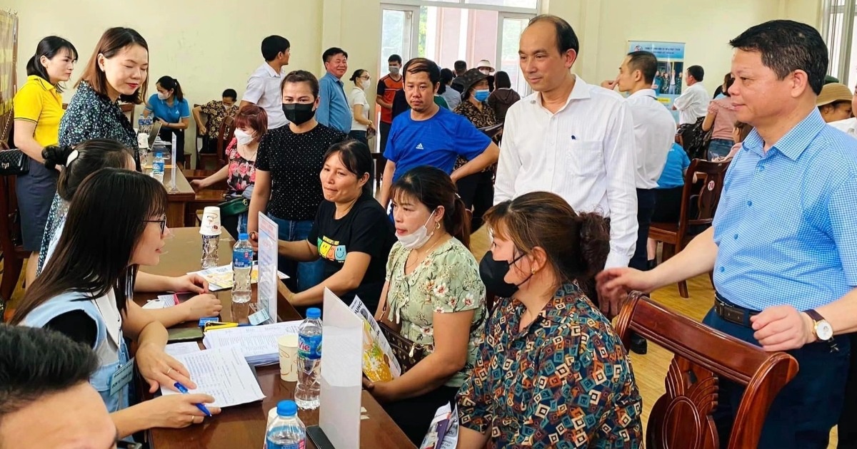 Lãnh đạo Sở Lao động - Thương binh và Xã hội Hà Nội, UBND huyện Mê Linh trao đổi với các doanh nghiệp và người lao động tham gia phiên giao dịch việc làm (Ảnh: Thanh Bình).