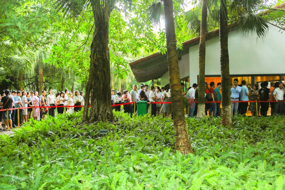 Khách xếp hàng dài để xem nhà mẫu và mua nhà tại Ecopark - 8 Khách xếp hàng dài để xem nhà mẫu và mua nhà tại Ecopark - 8
