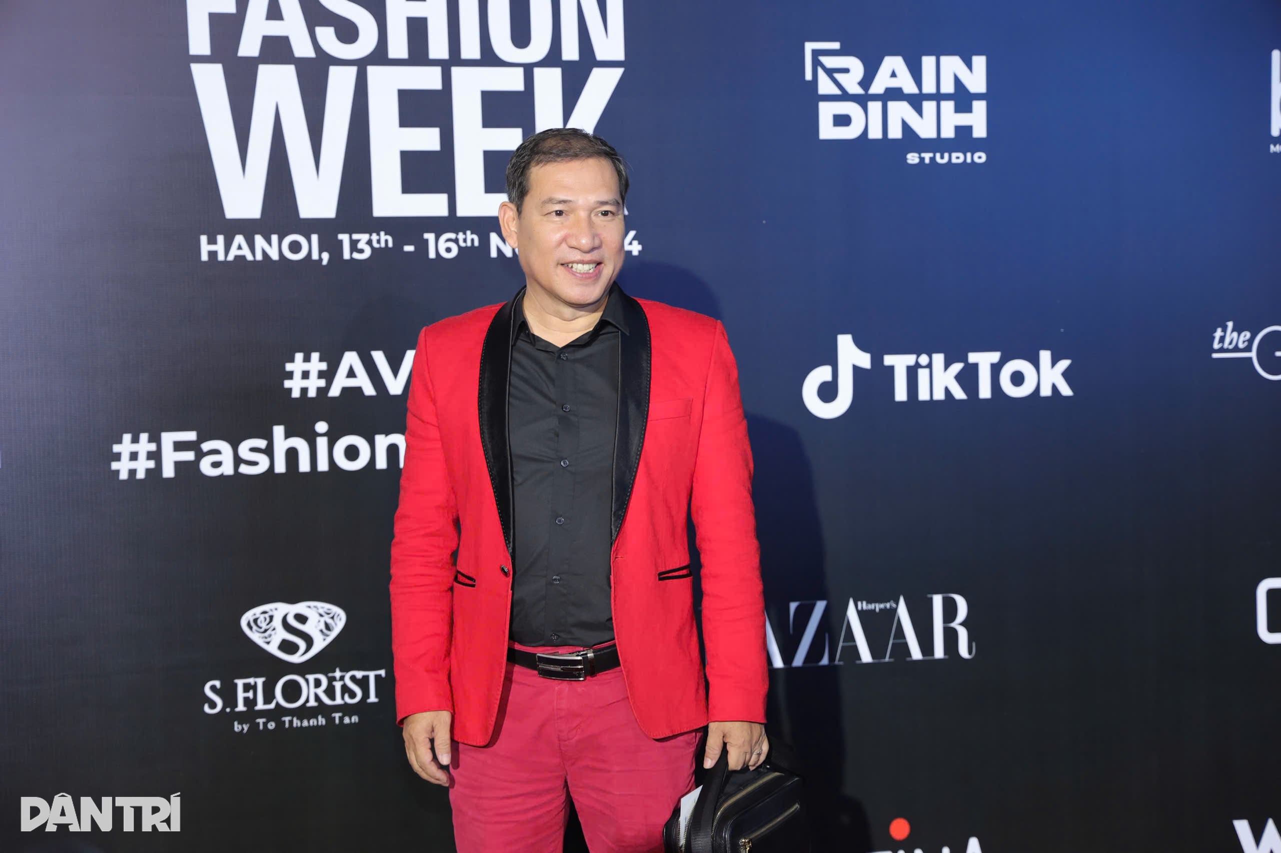 Міс Нгок Хан цілує Тхань Хуонга, Ту Лонг близький до Сюан Хіня на червоній доріжці - 13 Hoa hậu Ngọc Hân hôn Thanh Hương, Tự Long thân thiết Xuân Hinh trên thảm đỏ - 13