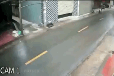 Áo mưa cuốn vào bánh xe máy gây tai nạn nguy hiểm