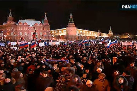 Hơn 100.000 người tập hợp bên ngoài điện Kremlin ủng hộ Putin 