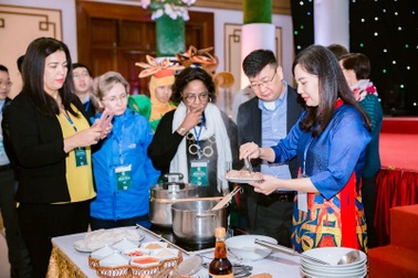 Đại sứ và các nhà ngoại giao trải nghiệm phở Việt tại Nam Định