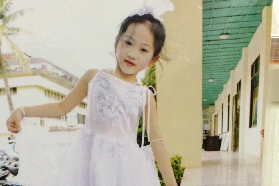 សម្រស់កុមារភាព កុមារី ដែលទទួលបានជ័យលាភីលេខ១ ក្នុងការប្រកួតទេពកោសល្យសិស្ស - ៣ Nhan sắc xinh đẹp từ bé của cô gái đạt giải Nhất hội thi tài năng sinh viên - 3